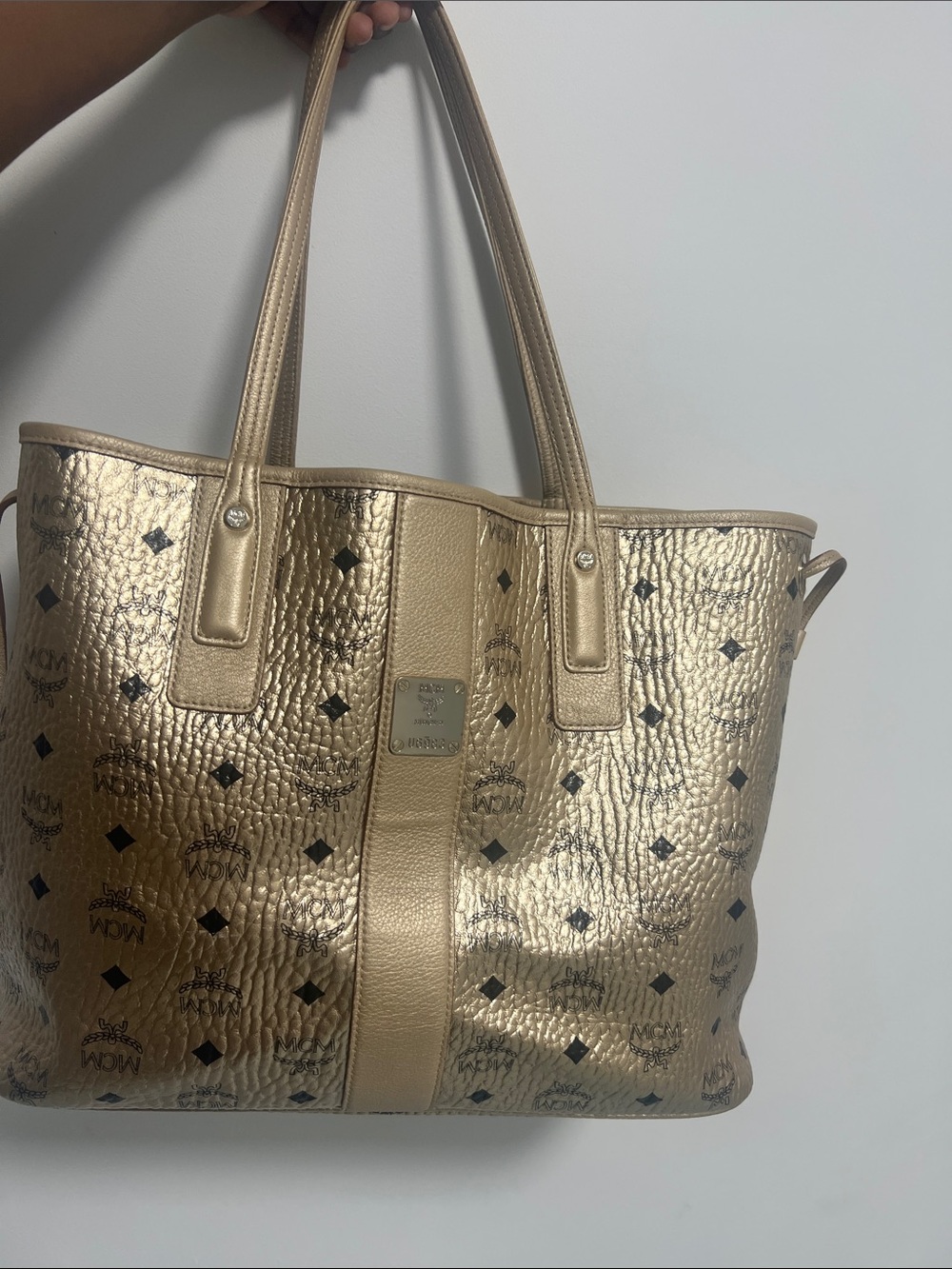 MCM Metallic Gold Logo-Print Tote Bag - Picture 12 of 13